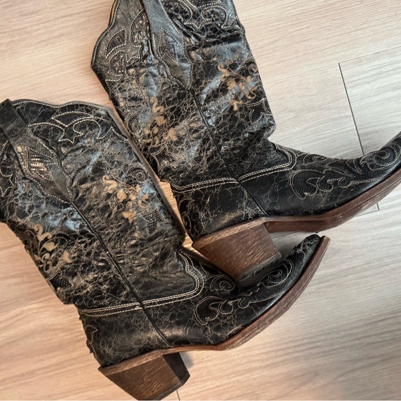 Shoes - Corral Vintage Black and Brown Western Cowboy Boots